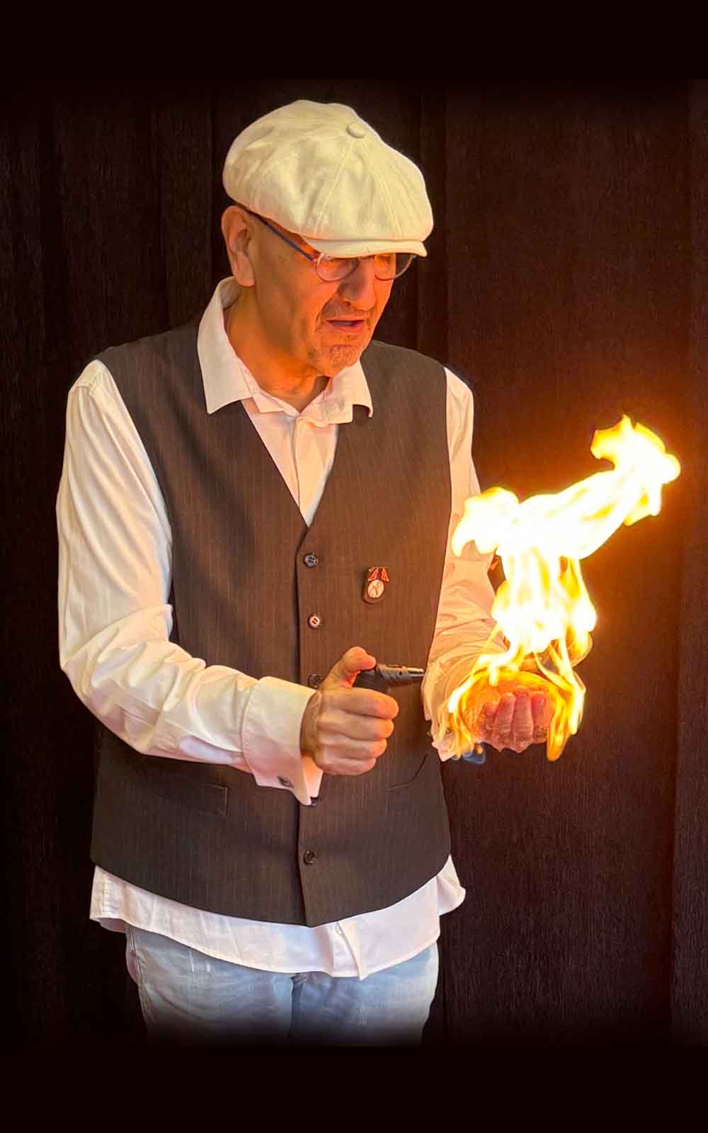 Stéphane Atlas, Artiste magicien et ballooneur depuis plus de 15 ans. Ce professionnel de la magie est le créateur de multiple spectacles enchanteurs pour les enfants et les familles.